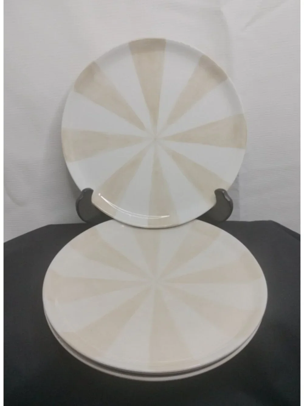 Jonathan Adler designed Tan pinwheel plates Set Of 3 8
